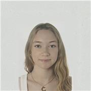 Soy una estudiante recién graduada de bachillerato y me encanta las lenguas y literaturas.